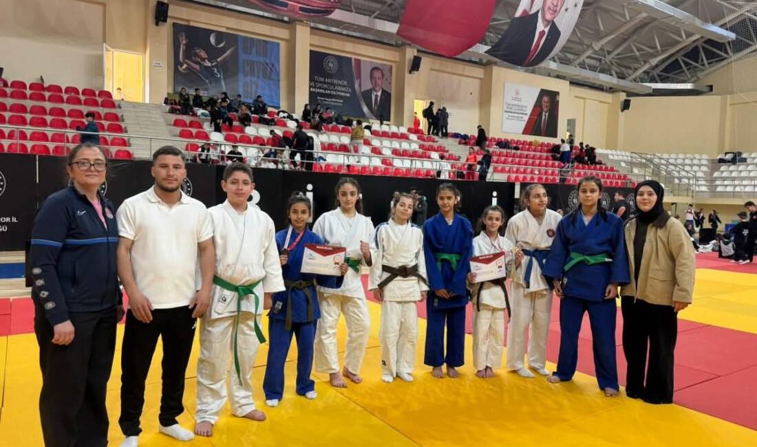 Aksaray’dan minderde büyük başarı: Türkiye Şampiyonası’nda altın ve bronz gururu Aksaraylı minik judocular, Bilecik’te düzenlenen Okul Sporları Türkiye Şampiyonası’nda önemli