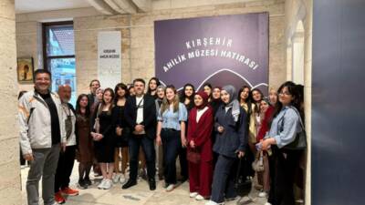 Aksaray Üniversitesi Ortaköy Meslek Yüksekokulu, düzenlediği gezi programıyla öğrencilerini Kırşehir’in