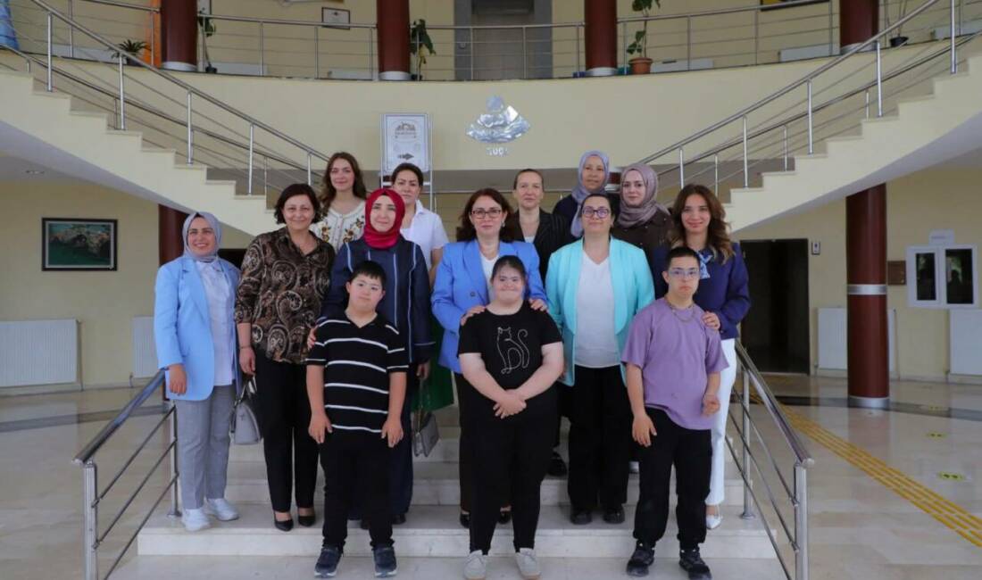 Aksaray’da düzenlenen farkındalık etkinliğinde özel bireyler, atölye çalışmalarıyla yeteneklerini sergilerken