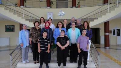 Aksaray’da düzenlenen farkındalık etkinliğinde özel bireyler, atölye çalışmalarıyla yeteneklerini sergilerken