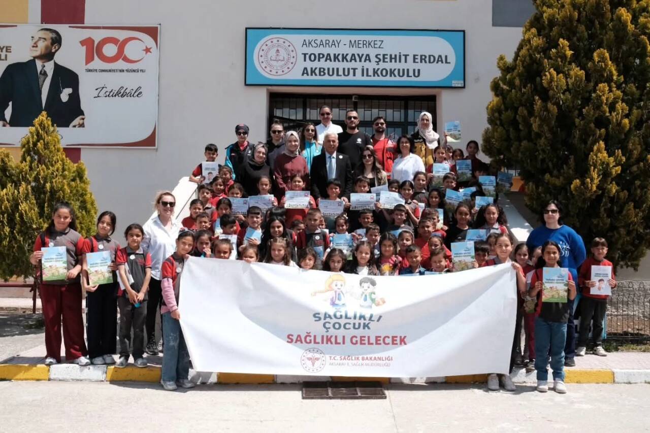 Aksaray’da düzenlenen “Sağlıklı Çocuk, Sağlıklı Gelecek” etkinliğinde ilkokul öğrencilerine sağlıklı
