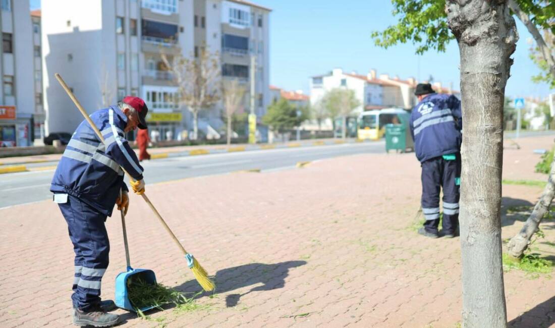 Aksaray Belediyesi’nden kaldırımlarda temizlik seferberliği Aksaray Belediyesi, kent genelinde yürüttüğü temizlik çalışmaları kapsamında kaldırımlarda kapsamlı