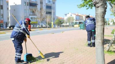 Aksaray Belediyesi, kent genelinde yürüttüğü temizlik çalışmaları kapsamında kaldırımlarda kapsamlı