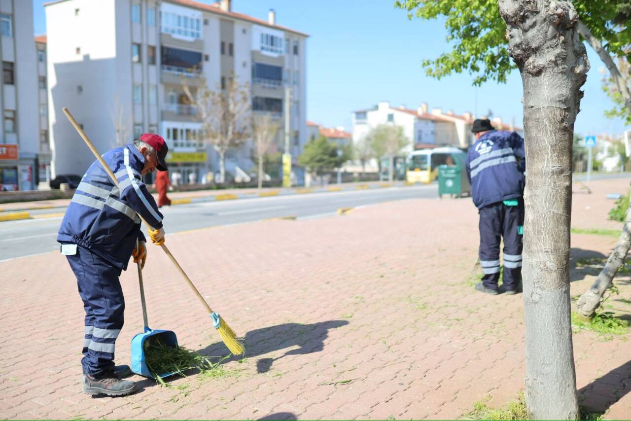 Aksaray Belediyesi, kent genelinde yürüttüğü temizlik çalışmaları kapsamında kaldırımlarda kapsamlı