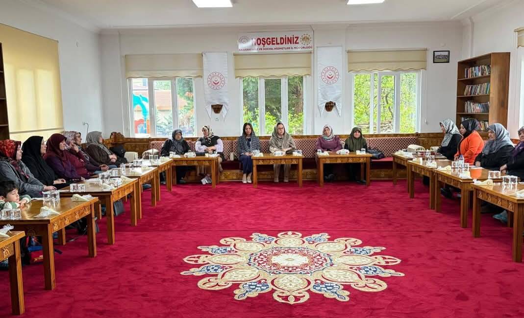 Milli Aile Haftası kapsamında düzenlenen programda şehitlerin emanetleri olan aileler