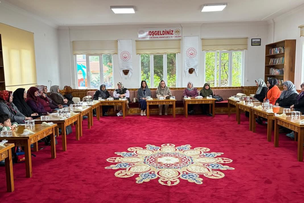 Milli Aile Haftası kapsamında düzenlenen programda şehitlerin emanetleri olan aileler