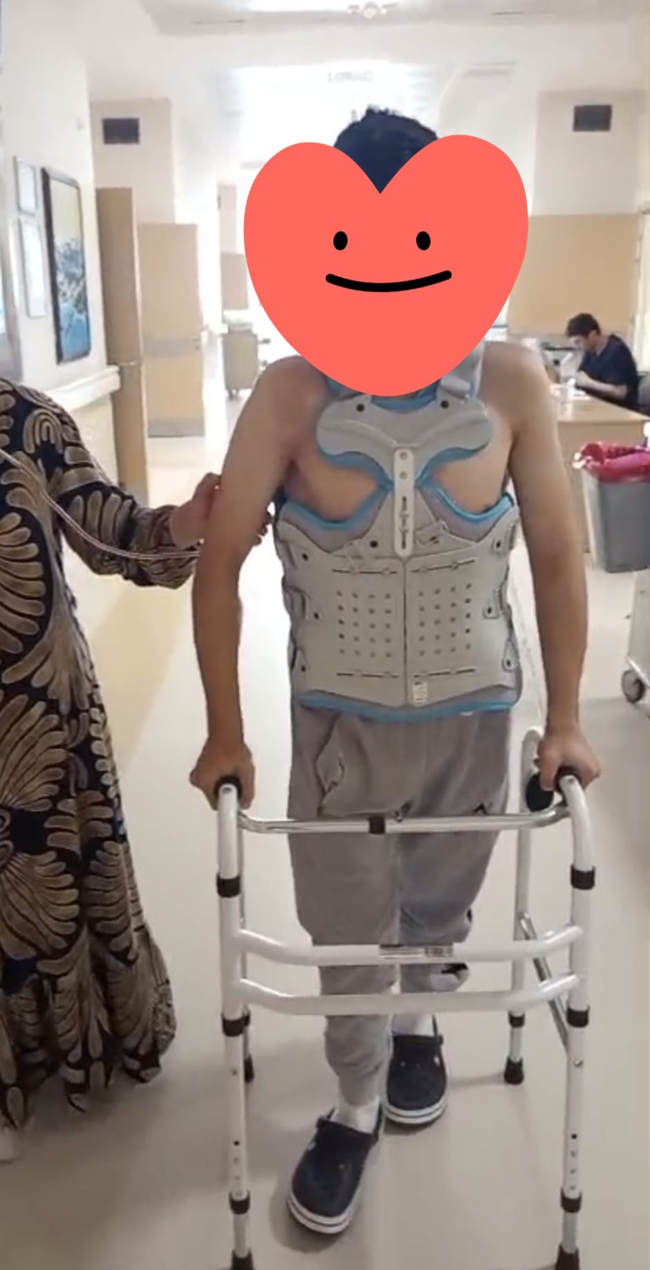 Aksaray Büyük Bölcek Mahallesi’nde 22 yaşındaki gencin skolyoz tedavisi, Ramazan’da