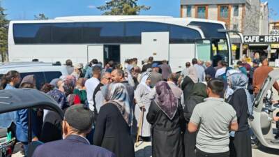 Sultanhanı’nda tarihi Kervansaray önünde düzenlenen hacı uğurlama programı yoğun katılımla