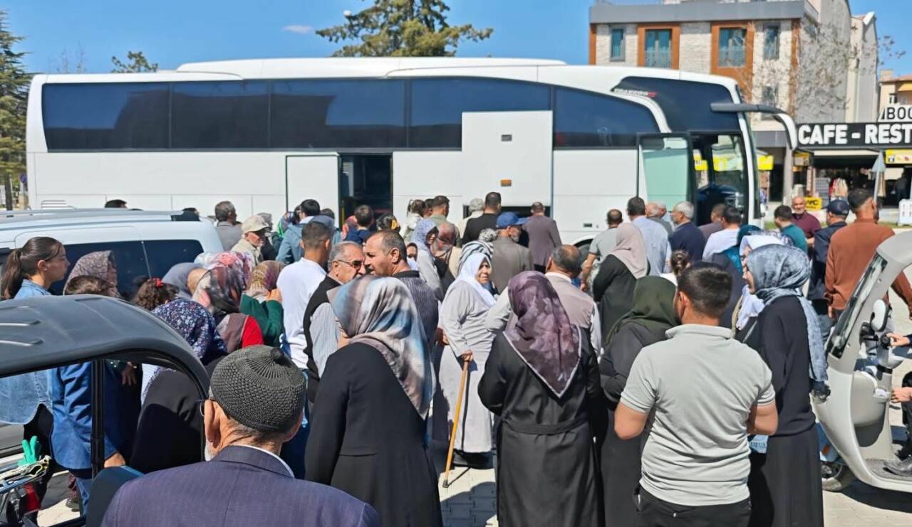 Sultanhanı’nda tarihi Kervansaray önünde düzenlenen hacı uğurlama programı yoğun katılımla