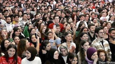 Türkiye İstatistik Kurumu’nun (TÜİK) “İstatistiklerle Gençlik 2025” araştırması, gençlerin eğitimden