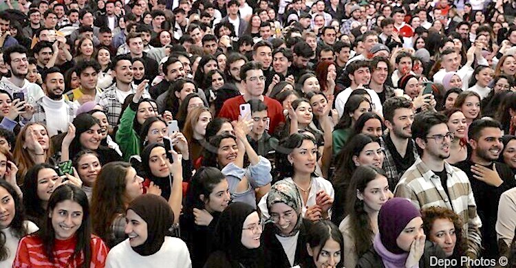 Türkiye İstatistik Kurumu’nun (TÜİK) “İstatistiklerle Gençlik 2025” araştırması, gençlerin eğitimden