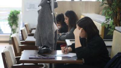 Aksaray Belediyesi tarafından hayata geçirilen Tapduk Emre Kitap Konağı, gençler