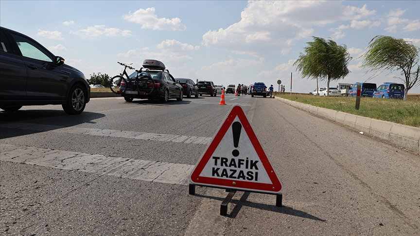 Adana'nın Kozan ilçesinde hafif ticari aracın çarptığı motosikletteki 2 kişi