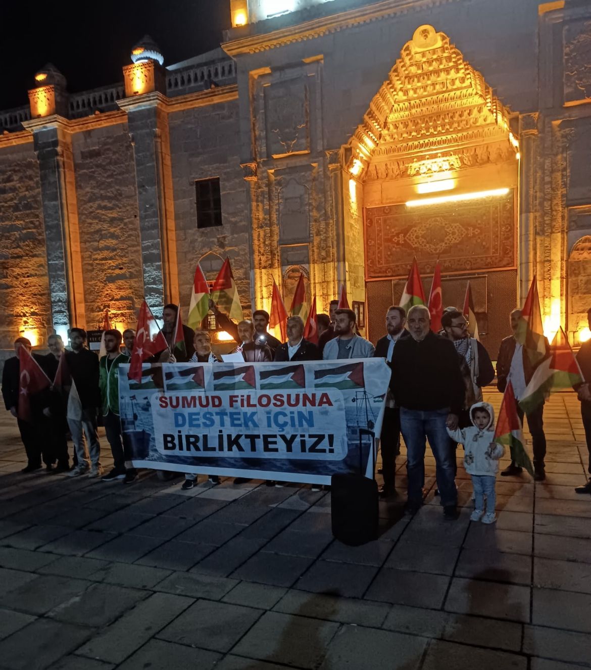İHH Aksaray İl Başkanı Eyüp Dağdaş, Ulu Camii’nde yapılan açıklamada