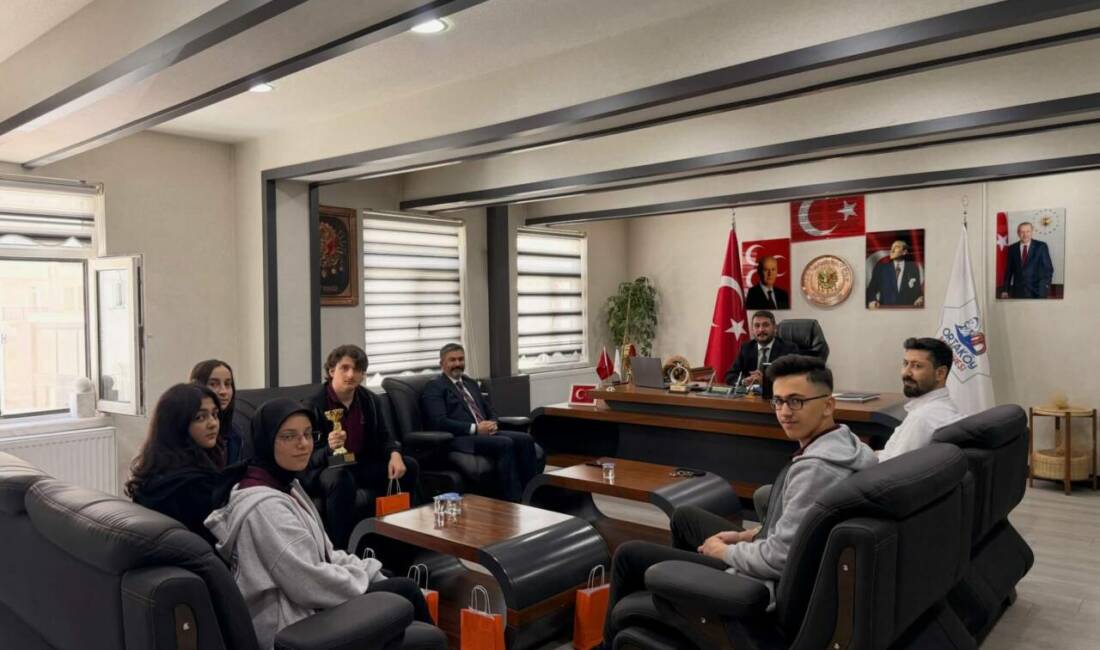 Ortaköy’de şampiyon öğrencilerden Belediye Başkanı Koyuncu’ya ziyaret Ortaköy Şehit Rifat Kahyaoğlu Anadolu Lisesi öğrencilerinin elde ettiği başarılar