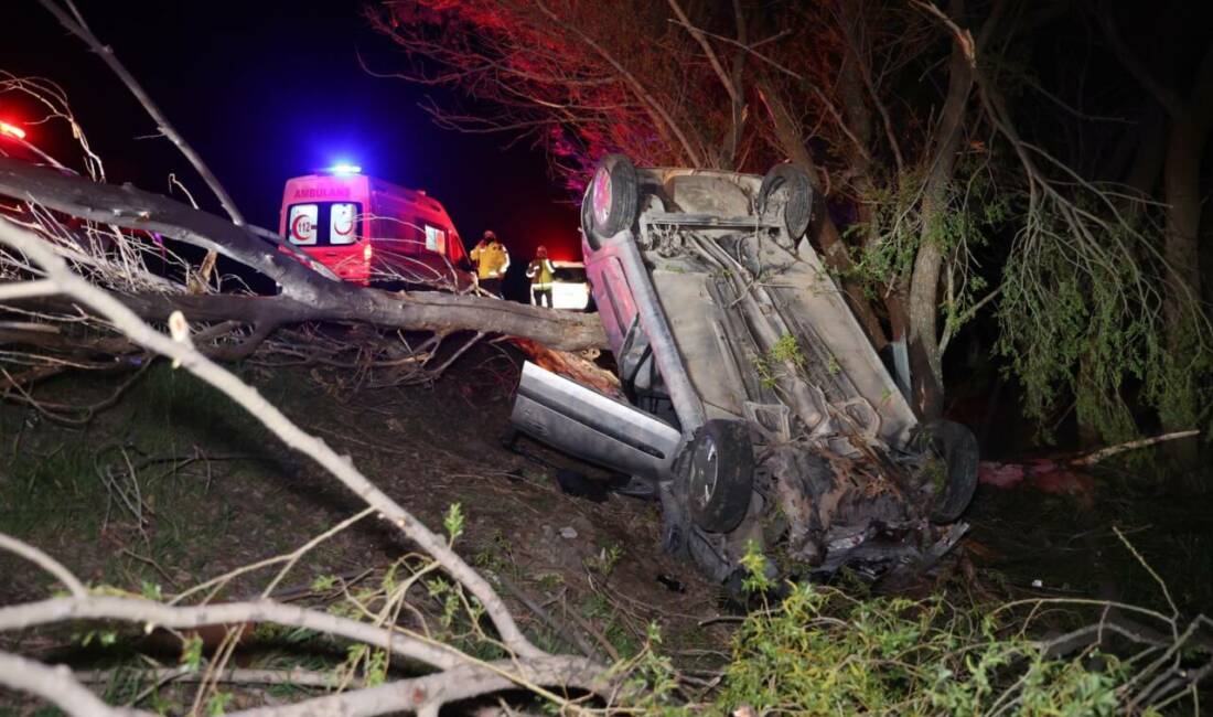 Devrilen otomobildeki 1 kişi öldü, 4 kişi yaralandı Sivas’ta kontrolden çıkarak yol kenarındaki ağaca çarpıp devrilen otomobildeki 1