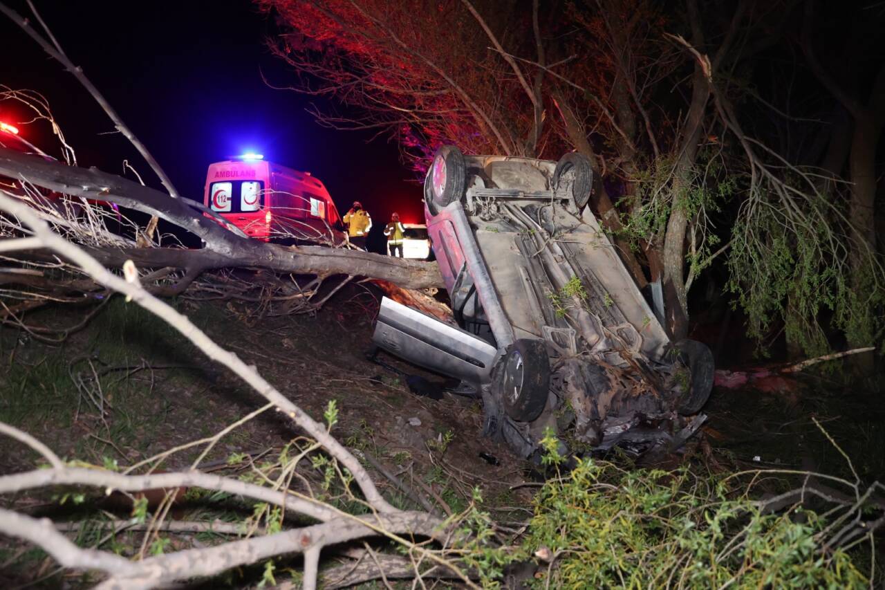 Sivas’ta kontrolden çıkarak yol kenarındaki ağaca çarpıp devrilen otomobildeki 1