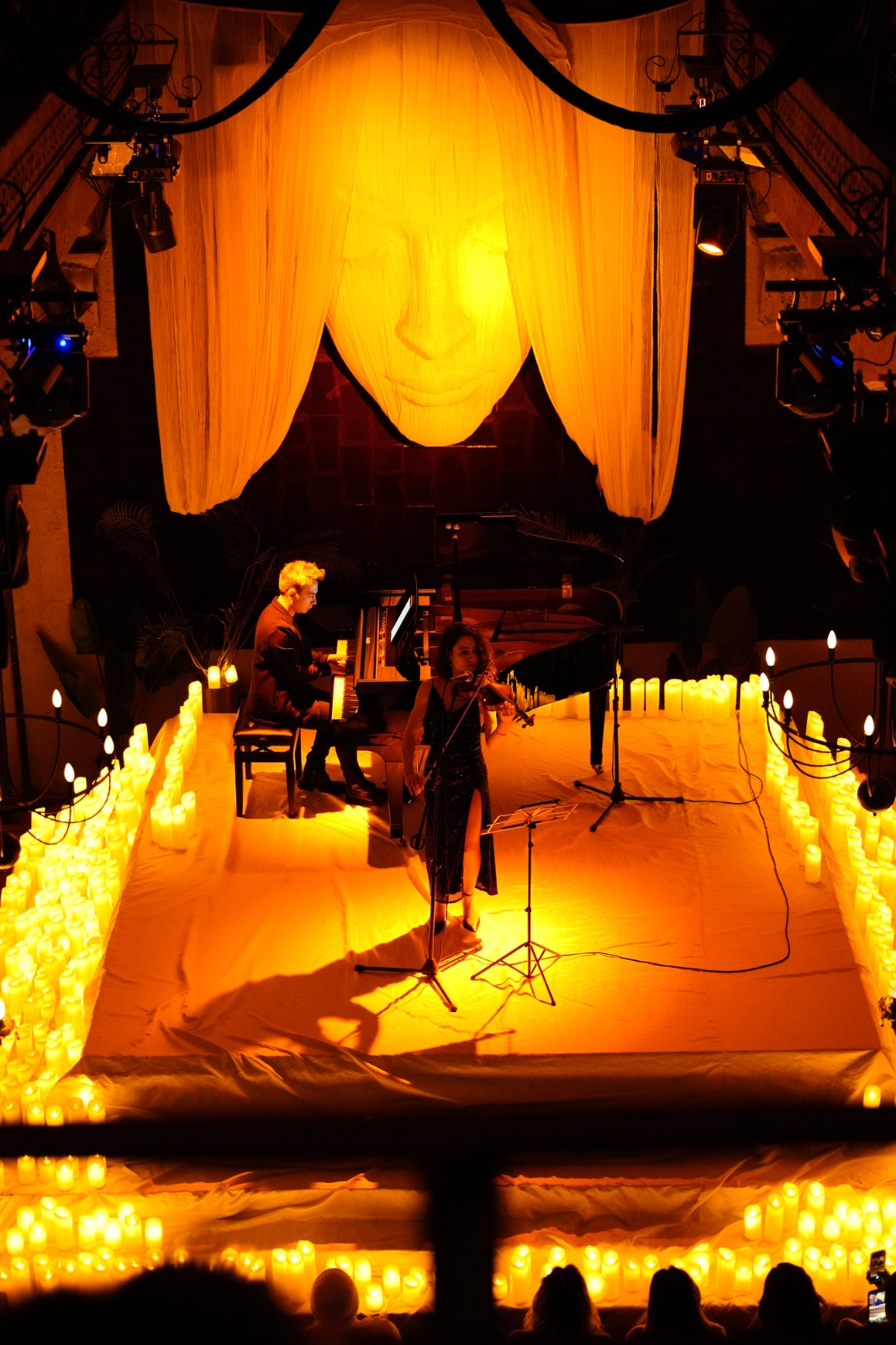 Alışılmış konser kalıplarını estetik bir vizyonla aşan Candela Concert, Türkiye