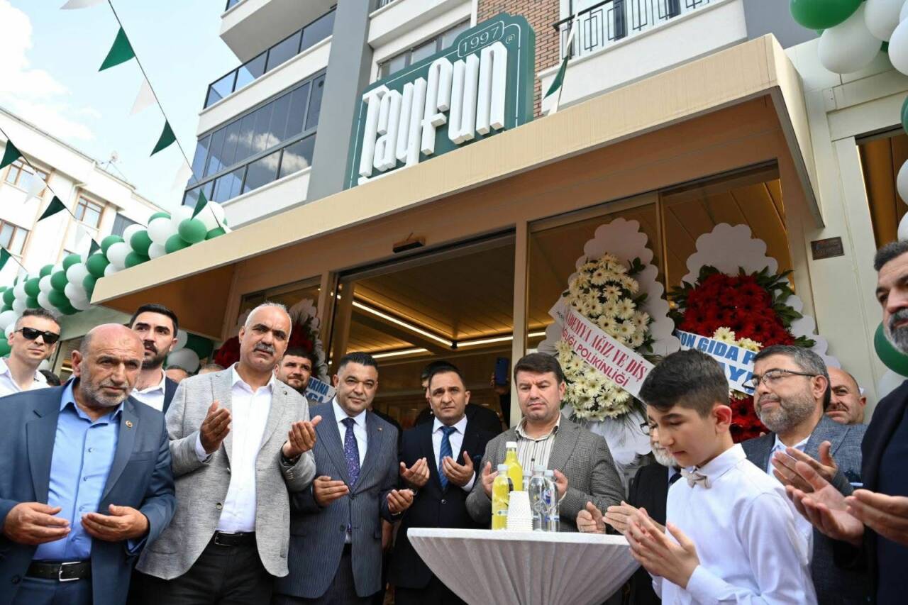 Aksaray’da hizmet vermeye başlayan Tayfun Ekmekçi Pastanesi, yoğun katılımlı tören