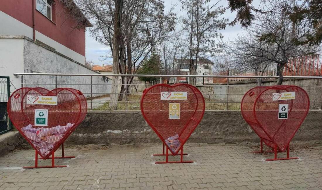 Ağaçören Belediyesi’nin başlattığı projeyle ilçeye yerleştirilen kalp şeklindeki üniteler geri