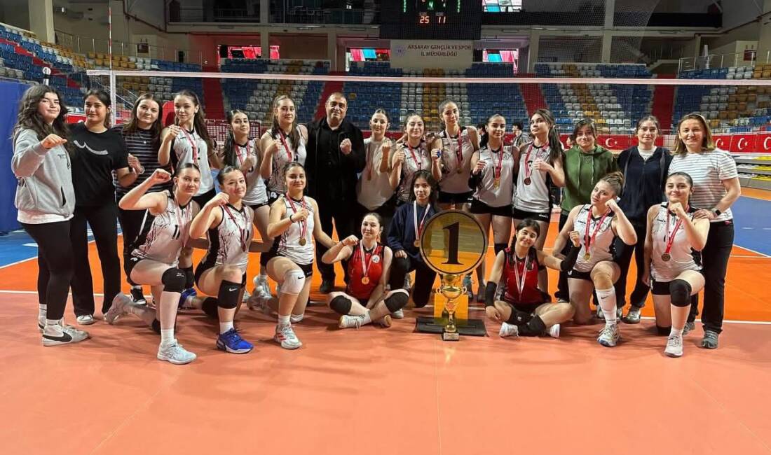 Aksaray’da Okul Sporları kapsamında düzenlenen Voleybol Genç B Kızlar İl