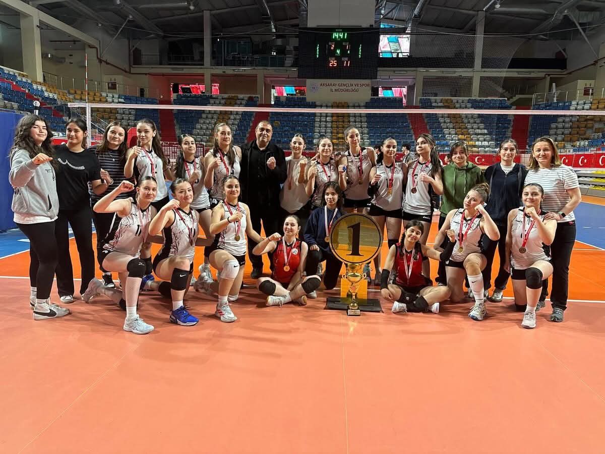Aksaray’da Okul Sporları kapsamında düzenlenen Voleybol Genç B Kızlar İl
