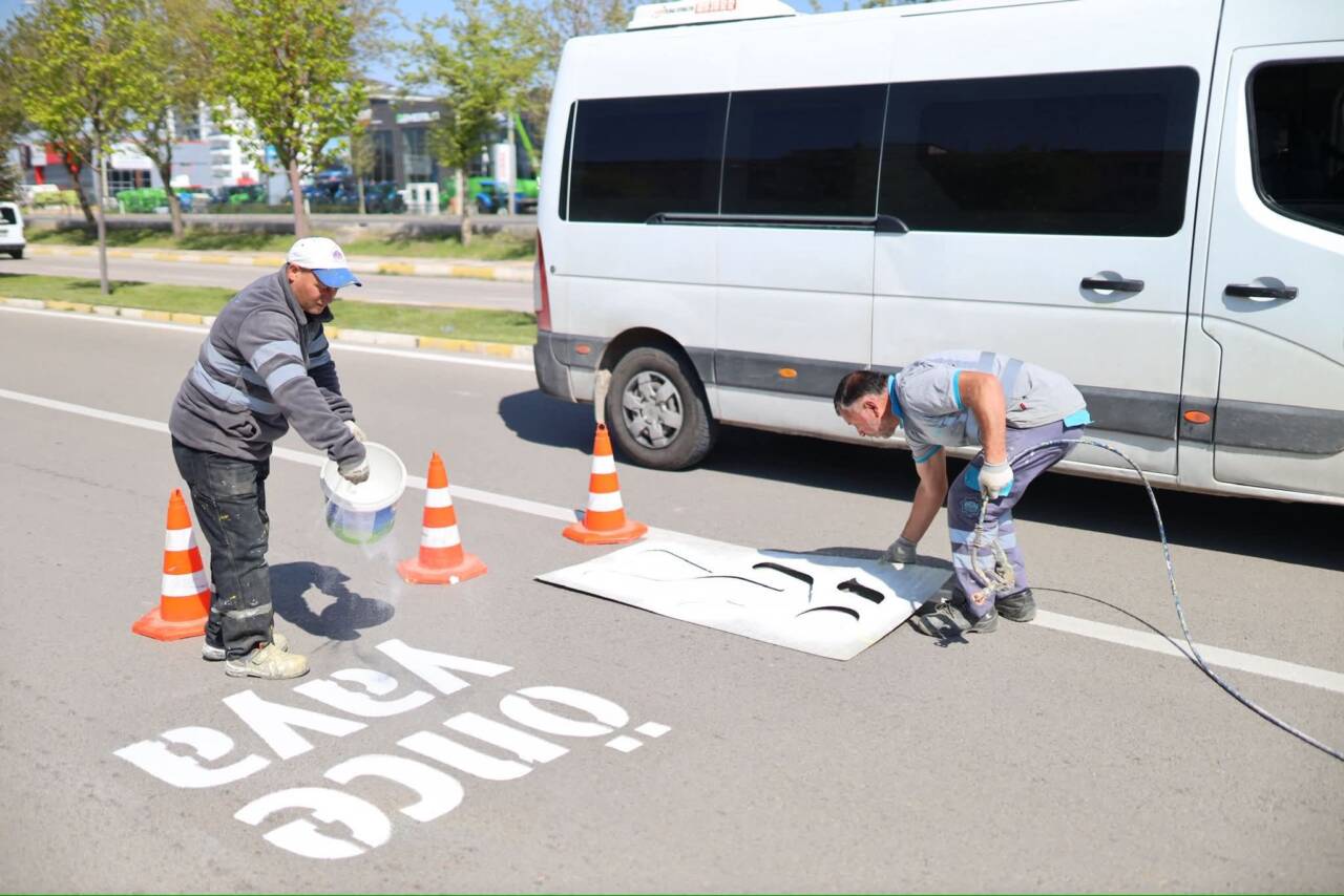 Aksaray Belediyesi, kent genelinde trafik güvenliğini artırmak amacıyla yaya geçitlerinde