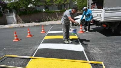 Aksaray Belediyesi, şehir genelinde yaya geçitlerini yenileyerek trafik güvenliğini artırmayı