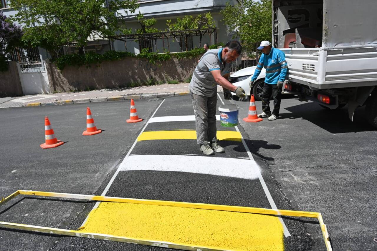 Aksaray Belediyesi, şehir genelinde yaya geçitlerini yenileyerek trafik güvenliğini artırmayı