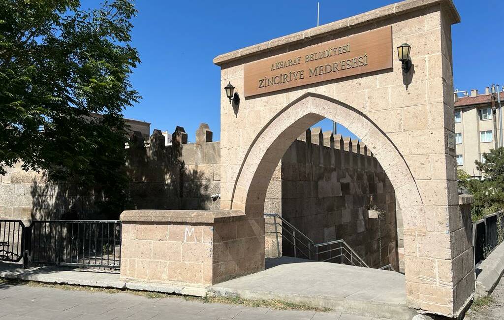 14. yüzyılda Karamanoğulları döneminde inşa edilen Zinciriye Medresesi, mimarisi ve