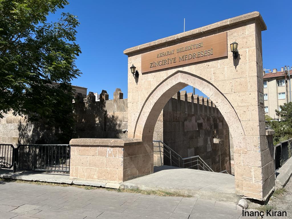 14. yüzyılda Karamanoğulları döneminde inşa edilen Zinciriye Medresesi, mimarisi ve