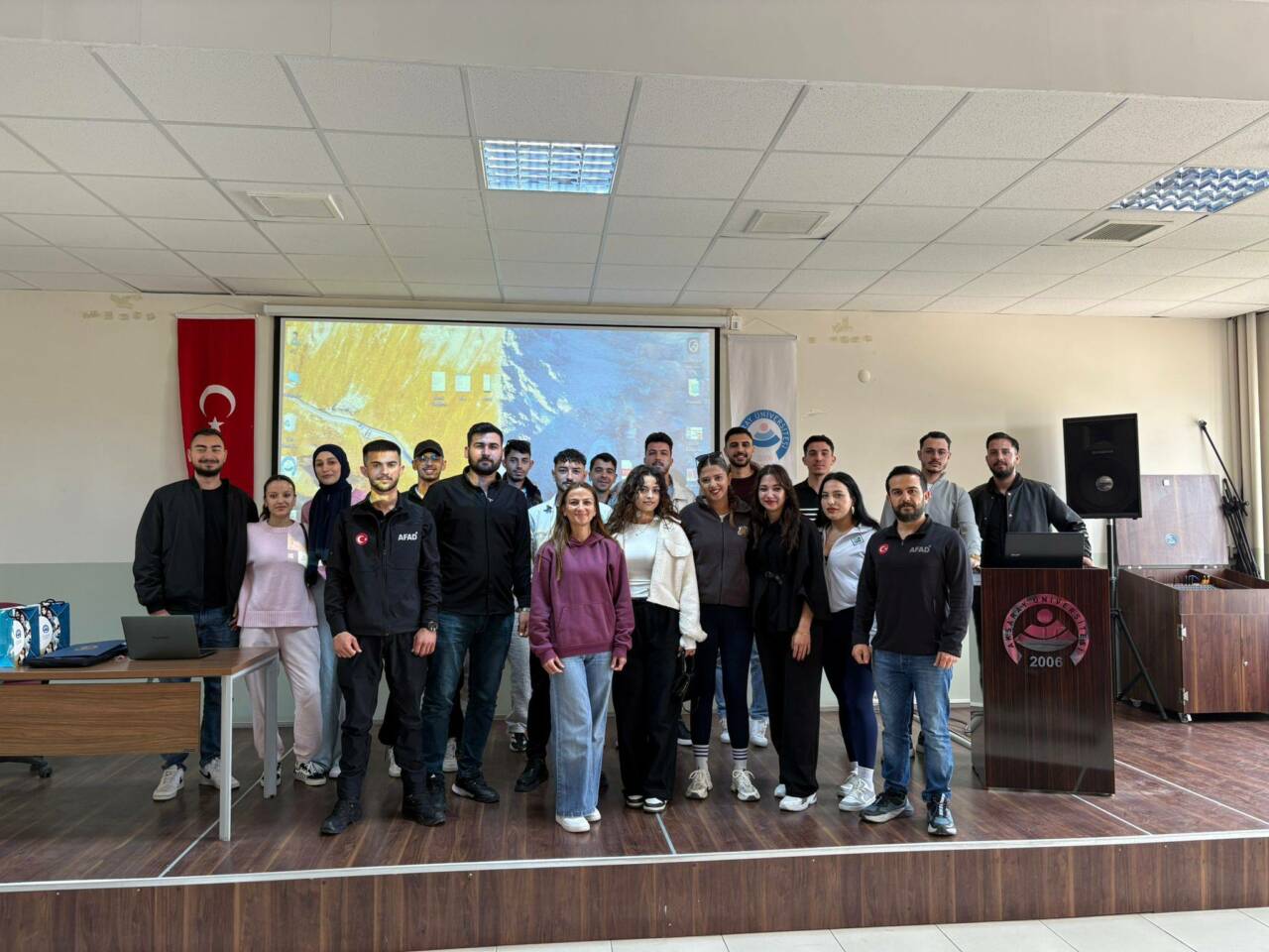 Aksaray Üniversitesi öğrencilerine verilen afet farkındalık eğitimiyle, gençlerin kriz anlarına