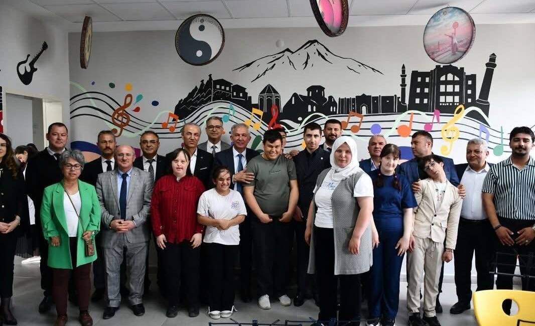 Aksaray’da Özel Öğrenciler İçin Sanat Atölyeleri Açıldı Aksaray’da Engelliler Haftası kapsamında özel eğitim öğrencileri için müzik ve
