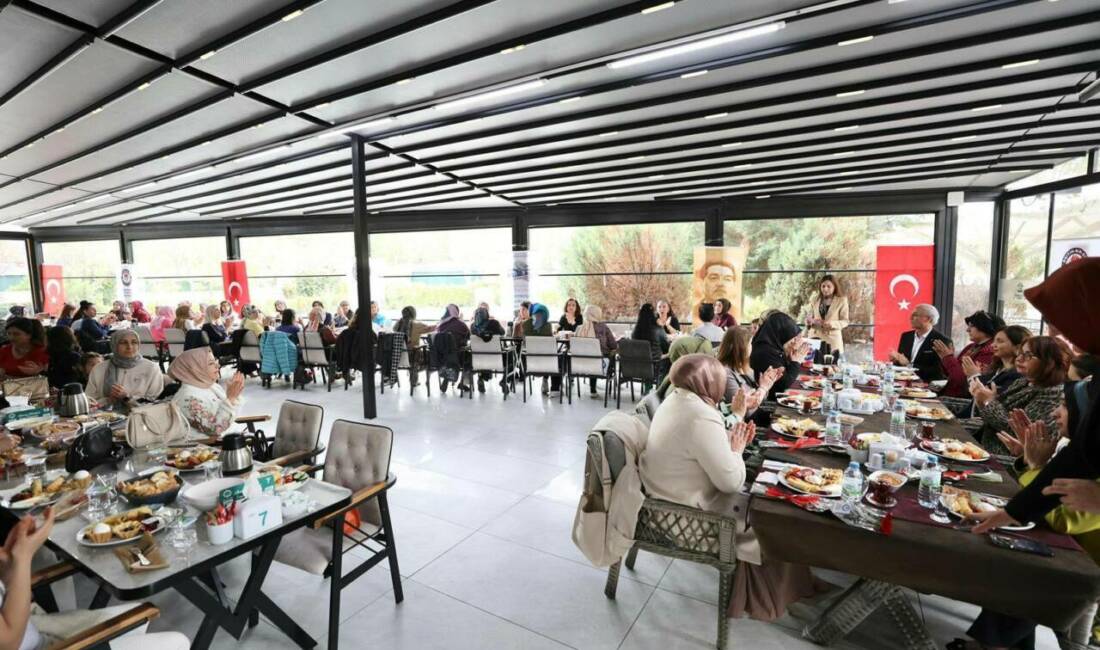 Aksaray’da Anneler Günü’ne özel anlamlı buluşma Aksaray’da Anneler Günü dolayısıyla anlamlı bir etkinlik gerçekleştirildi. Eğitim-Bir-Sen Aksaray