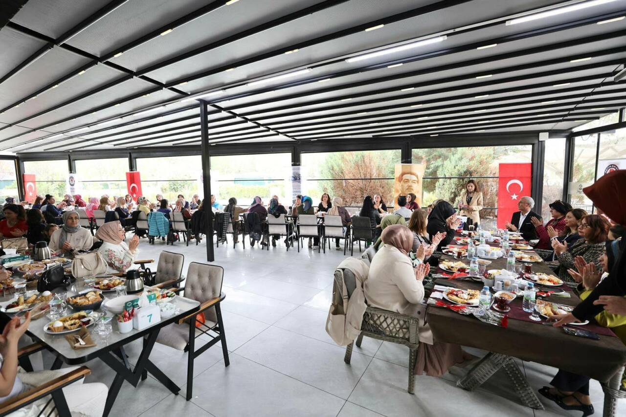 Aksaray’da Anneler Günü dolayısıyla anlamlı bir etkinlik gerçekleştirildi. Eğitim-Bir-Sen Aksaray