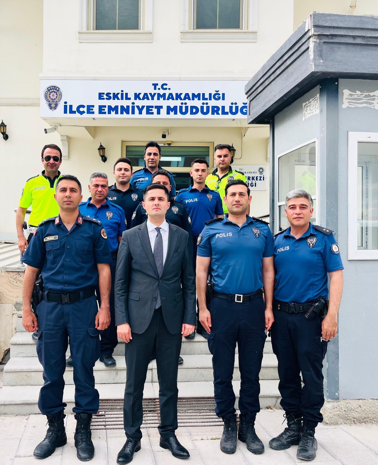 Eskil Kaymakamı Taha Soydaş, Kurban Bayramı’nda görev yapan emniyet, jandarma