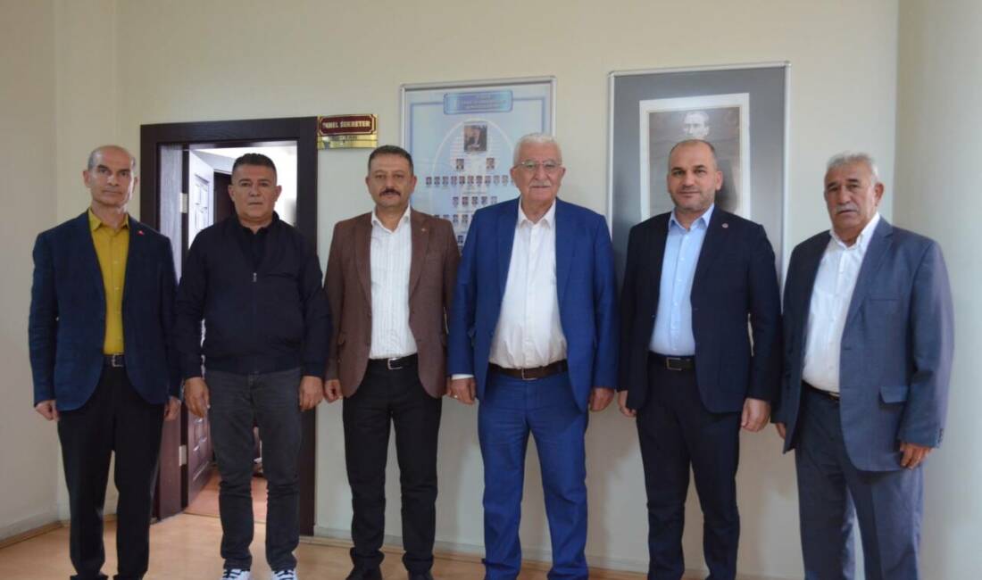 Aksaray Esnaf Odaları Birliği’nde düzenlenen bayramlaşma programında oda başkanları bir