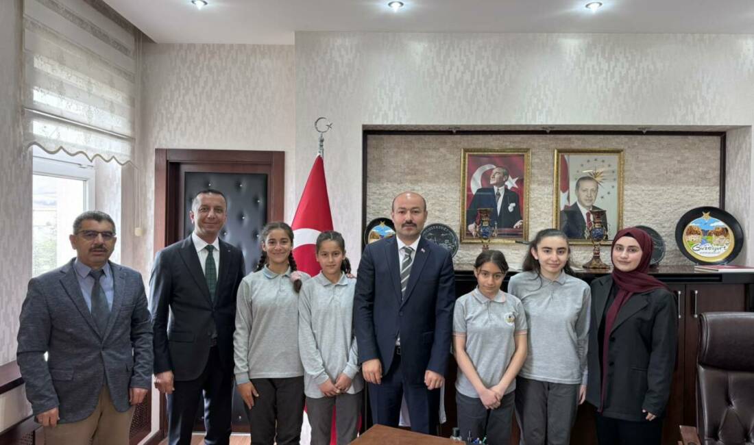 Güzelyurt’ta “Peygamberimizin Hayatı” yarışmasında birinci olan öğrenciler, Kaymakam Süleyman Arat