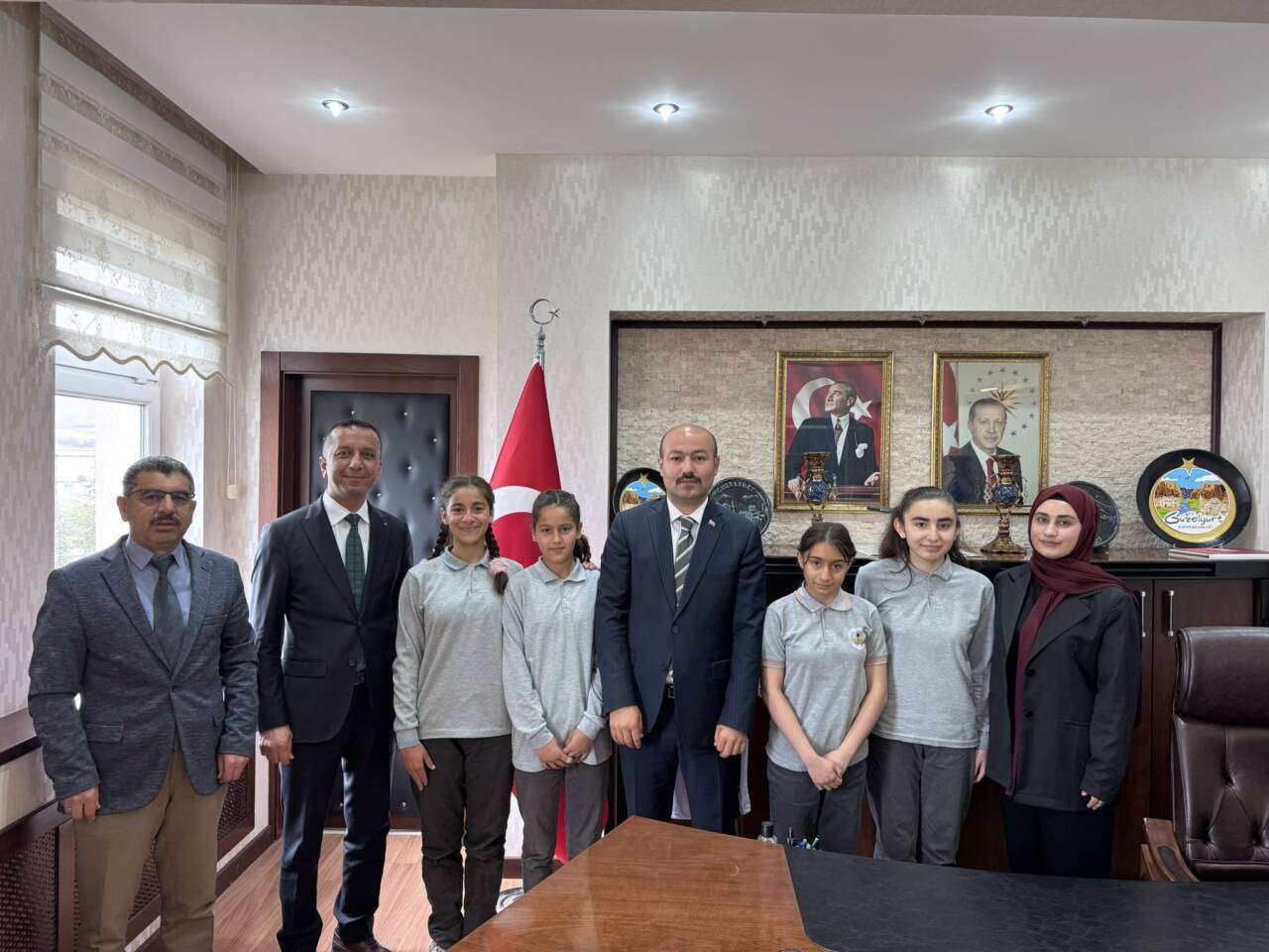 Güzelyurt’ta “Peygamberimizin Hayatı” yarışmasında birinci olan öğrenciler, Kaymakam Süleyman Arat
