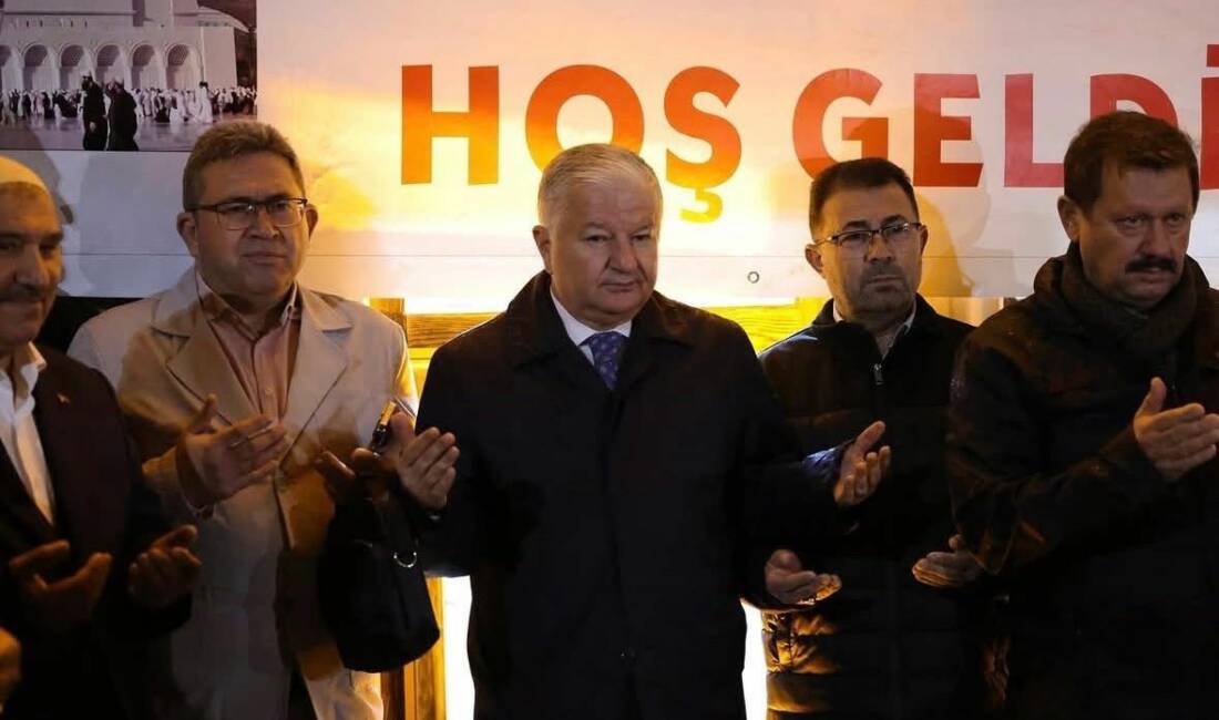 Aksaray’da hacı adayları için düzenlenen uğurlama törenlerinde duygu dolu anlar