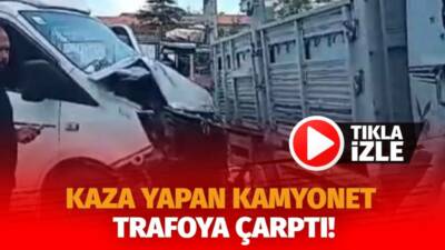 Aksaray’da iki kamyonetin çarpıştığı kazada araçlardan biri elektrik trafosuna çarparak