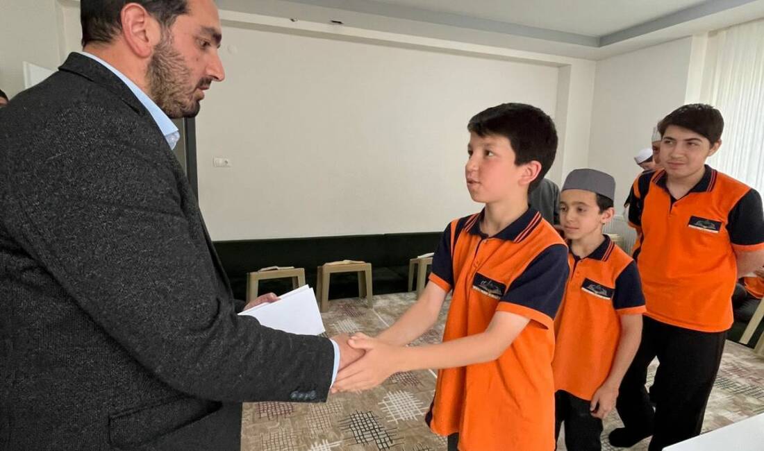 Sultanhanı İlçe Müftüsü Selman Çiloğlu, bayram öncesi hafızlık öğrencileriyle buluşarak