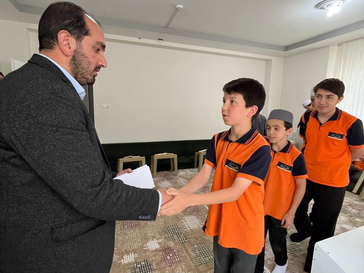 Sultanhanı İlçe Müftüsü Selman Çiloğlu, bayram öncesi hafızlık öğrencileriyle buluşarak