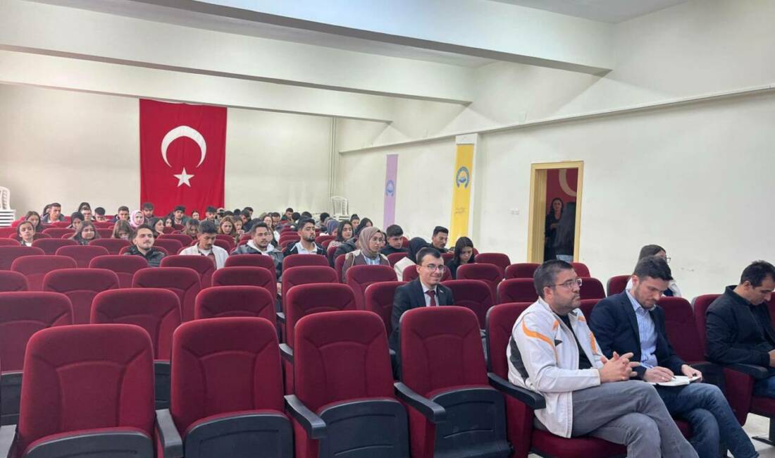 Aksaray Üniversitesi Ortaköy Meslek Yüksekokulu’nda düzenlenen “Müdüre Sor” etkinliği, öğrenciler