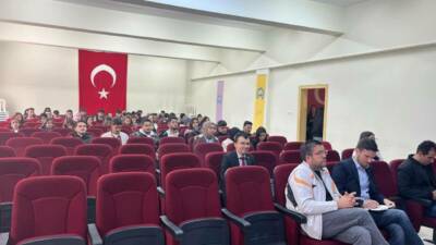 Aksaray Üniversitesi Ortaköy Meslek Yüksekokulu’nda düzenlenen “Müdüre Sor” etkinliği, öğrenciler