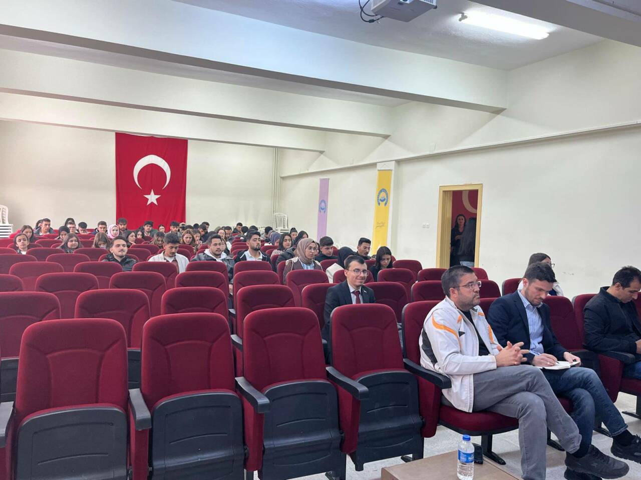 Aksaray Üniversitesi Ortaköy Meslek Yüksekokulu’nda düzenlenen “Müdüre Sor” etkinliği, öğrenciler