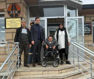 Aksaray’da Çiftlik Mahallesi Muhtarı Adem Atak, aza ekibiyle birlikte Karayolları