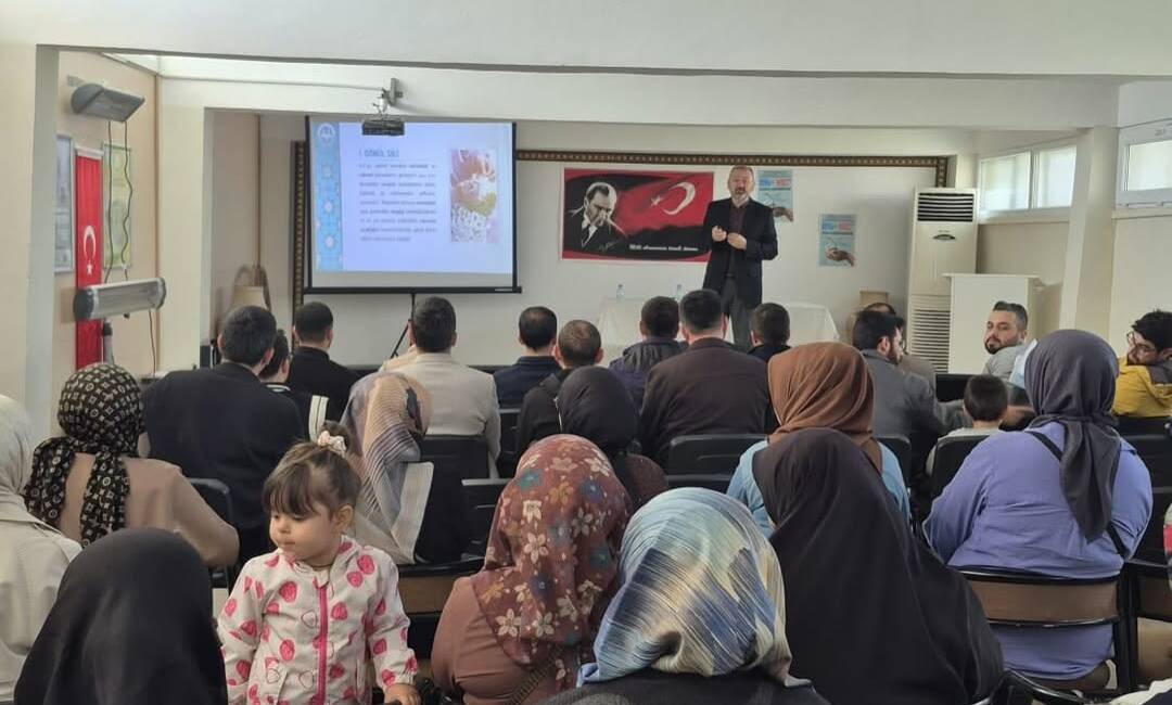 Aksaray’da düzenlenen “Evliliğe İlk Adım Seminerleri” ile çiftlere sağlıklı ve