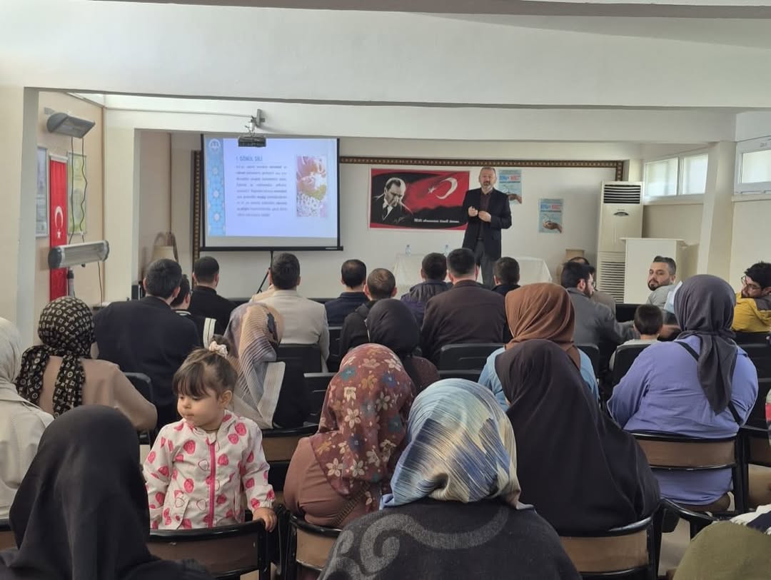 Aksaray’da düzenlenen “Evliliğe İlk Adım Seminerleri” ile çiftlere sağlıklı ve