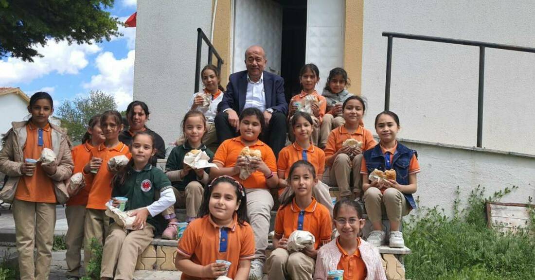Yenikent Belediye Başkanı Ali Altınsoy, ilköğretim öğrencileriyle bir araya gelerek